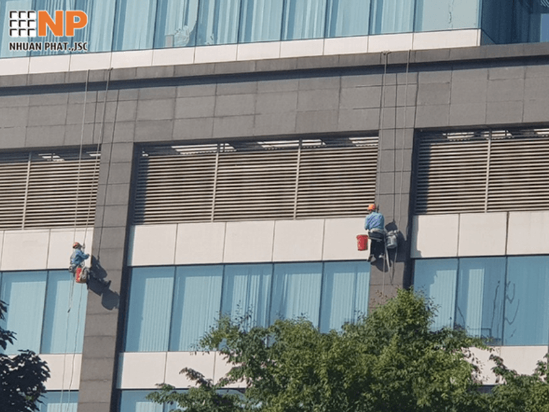 Dịch vụ bơm keo chống thấm khối đá ốp tường văn phòng